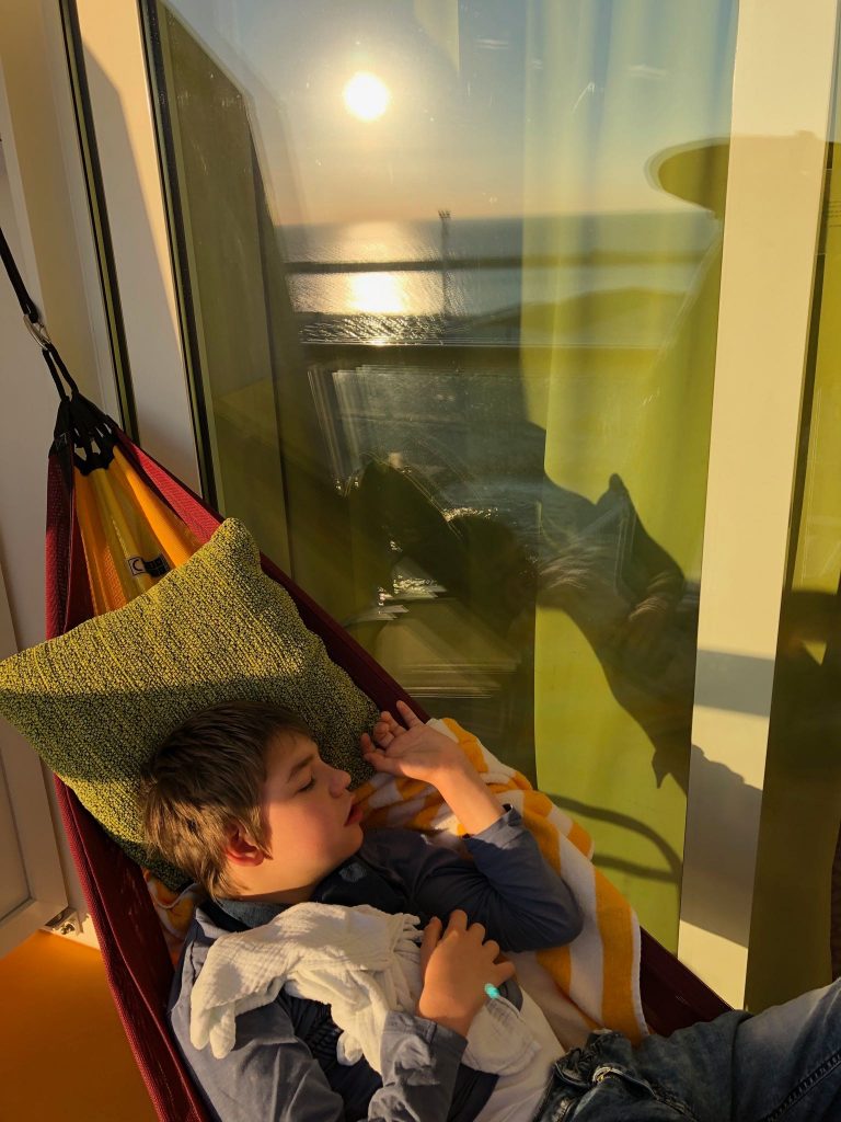 2019 kind haengematte schiff sonne spiegel